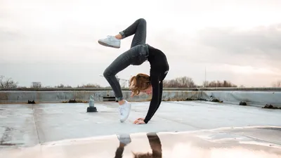 девушка выполняет гимнастические тренировки делая мост гимнастики Стоковое  Изображение - изображение насчитывающей трико, сила: 131809279