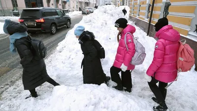 Зимний город люди ходят по улице деревья покрытые снегом вечером  средневековый старый город | Премиум Фото