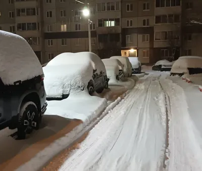 Зимний город люди ходят по заснеженной улице деревья покрытые снегом  вечером средневековый старый город | Премиум Фото