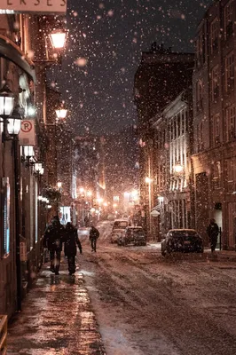 Снежный вид на город зимой из окна. Метель и покрытые снегом улица и  автомобили Стоковое Изображение - изображение насчитывающей город,  заморозок: 210501975