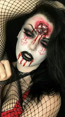 Девушка в красном капюшоне. Вампирские губы капают кровью. кровавые губы  розы Хэллоуина стоковое фото ©liqwer20.gmail.com 358543128