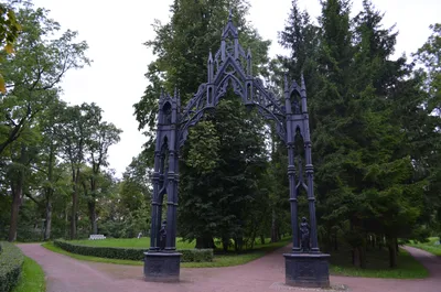 File:'Готические' чугунные ворота.jpg - Wikimedia Commons