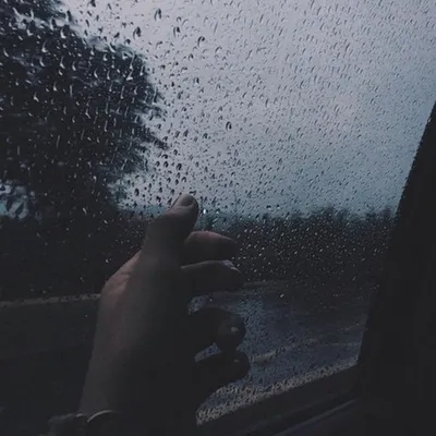 Дождь идёт под дождём. рука женщины с зонтиком. она чувствует, что грустное  небо, и оно переворачивает все Стоковое Фото - изображение насчитывающей  выдержано, осадки: 250941188