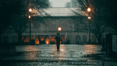 Дождь идёт под дождём. рука женщины с зонтиком. она чувствует, что грустное  небо, и оно переворачивает все Стоковое Фото - изображение насчитывающей  падение, предохранение: 239865822