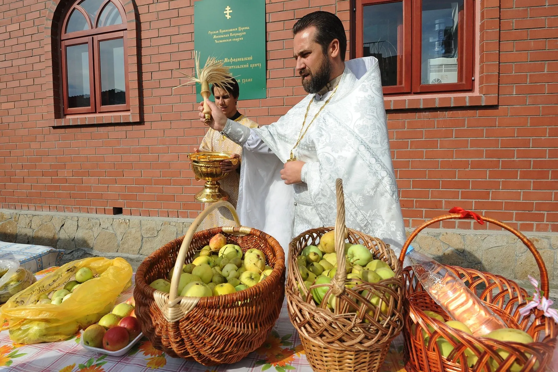 В яблочный Спас. Яблочный спад... ~ Открытка (плейкаст)
