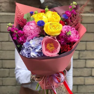 Купить Сборный букет «Цветочный бал» с доставкой в Курске, каталог Яркие  букеты цветов - «MarnaFlowers».