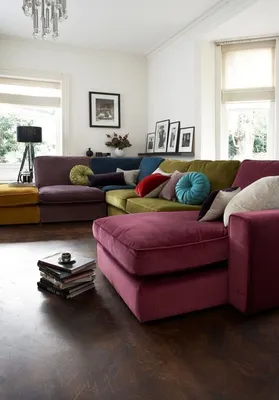 Яркий диван в интерьере: советы, которые сделают комнату стильной