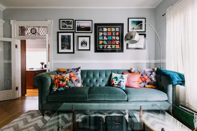 Яркий диван — лучший акцент в интерьере