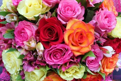 Яркий букет цветов купить с доставкой по Томску: цена, фото, отзывы.
