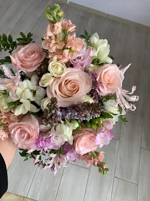 Букет невесты из ярко розовых кустовых роз.