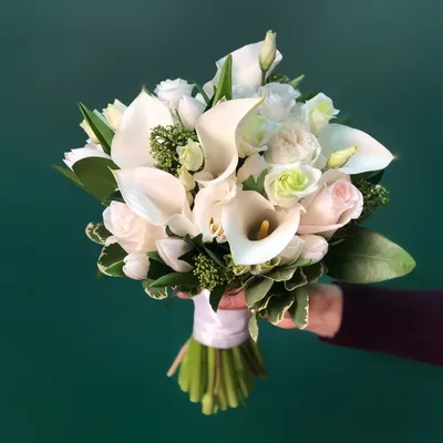 Яркий букет невесты с пионовидными розами и протеей
