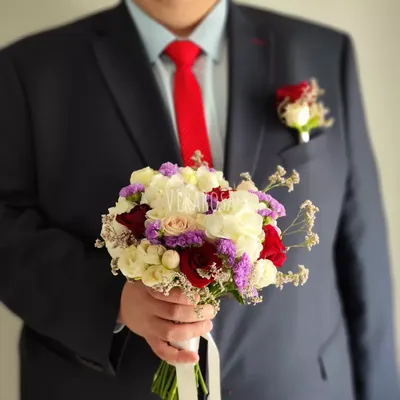 роскошный яркий свадебный букет невесты с красными и розовыми цветами розы  и ягоды Стоковое Изображение - изображение насчитывающей день, флорист:  276677127