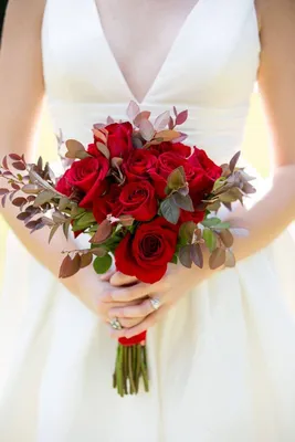 Купить букет невесты яркий красный по цене от 2300 руб. Салон свадебной  флористики Виола в Новосибирске