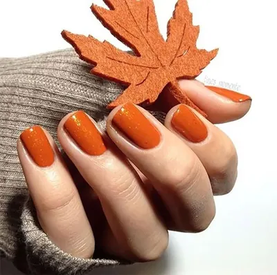 Осенний маникюр. Красивый дизайн ногтей с осенними листьями . стоковое фото  ©SmirMaxStock 316749838
