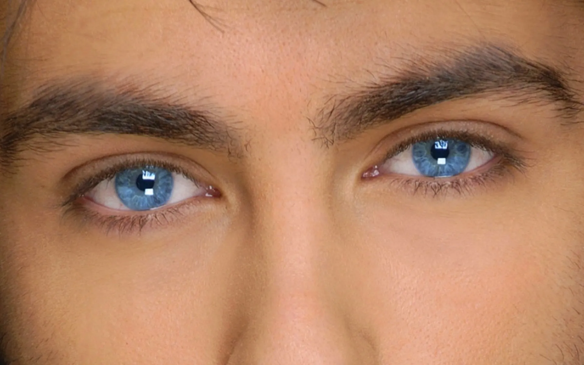 Его глаза напротив цвета моря. Глаза мужские. Голубые глаза мужские. Синие глаза мужские. Красивые мужские глаза.