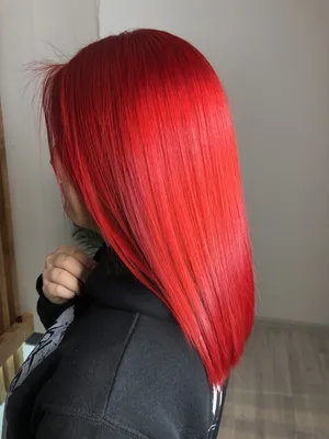 Красные волосы - яркий цвет для самых смелых. Самые креативные окрашивания  в СПБ в Первой студии колористики. | Цветные прически, Прямые прически,  Розовые прически