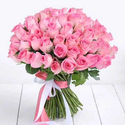 81 ярко-розовая кустовая роза в букете за 23 290 руб. | Бесплатная доставка  цветов по Москве