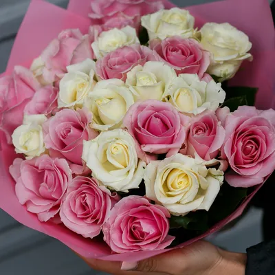 Ярко-розовые розы в высокой …» — создано в Шедевруме