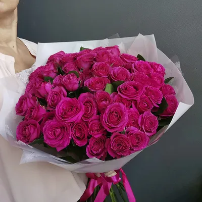 Купить 15 ярко-розовых роз в крафте низкая цена 1529 ₽ с доставкой в Томске