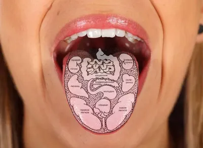 Довольно сексуальная девушка показывает язык Стоковое Фото - изображение  насчитывающей рот, выставки: 82999584