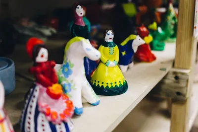Игрушки из глины, на рынке стоковое изображение. изображение насчитывающей  декор - 195233703
