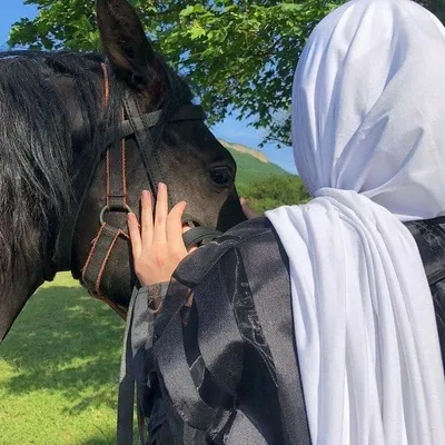 𝐀𝐗𝐌𝐄𝐓𝐎𝐕𝐍𝐀 on Instagram: “«Ко лбу лошади привязано добро до Судного  дня» 🤍 (Бухари)” | Horse girl photography, Horse girl, Islamic girl images