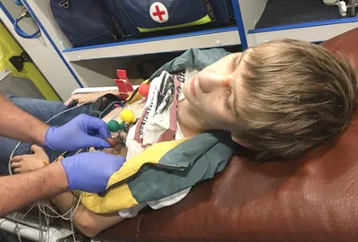 Больной ребенок в кровати. стоковое фото. изображение насчитывающей рука -  37901444