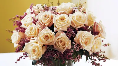 Открытка на 50 лет - поздравление и букет цветов на юбилей