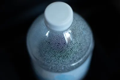 Почему нельзя пить воду из старой бутылки в машине - Российская газета