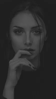 Красивая девушка черно белое фото у…» — создано в Шедевруме