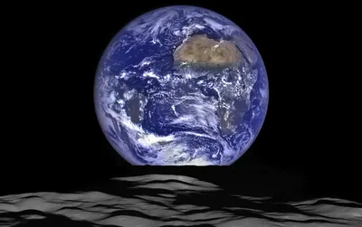 Глобусом называется трёхмерная модель Земли, которая, в отличие от  географических карт, удобна для получения общего представления о  расположении континентов и океанов, хотя и малопригодна для измерения  расстояний