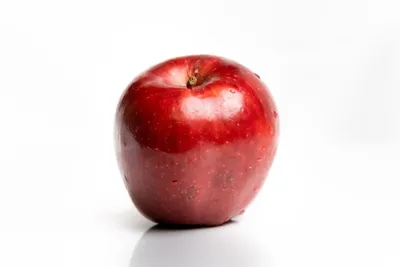 Красное яблоко на белом фоне» — создано в Шедевруме