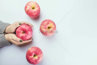 одно красное яблоко на белом фоне с листиком, без листика, половинка яблока.  векторная иллюстрация. - Ozero - российский фотосток