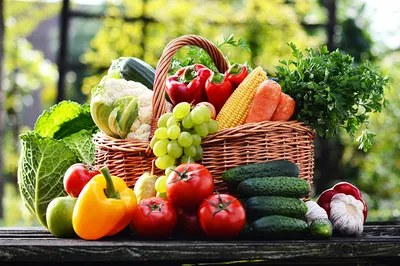 Композиция с овощами и фруктами в плетеной корзине на белом :: Стоковая  фотография :: Pixel-Shot Studio
