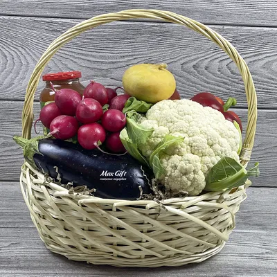 Корзина с фруктами и овощами Стоковое Фото - изображение насчитывающей  органическо, контейнер: 58493578