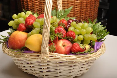 корзина, овощи и фрукты на белом фоне Стоковое Фото - изображение  насчитывающей плоско, органическо: 158786012