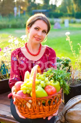 Картинка корзина с овощами и фруктами фотографии