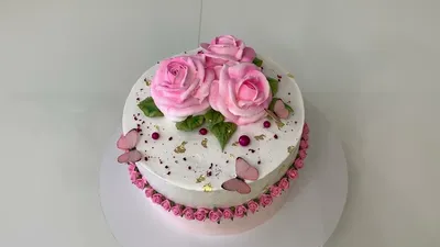 с днем рождения! красивый торт с праздничным декором на белом столе  Стоковое Изображение - изображение насчитывающей торт, приветствие:  224500991