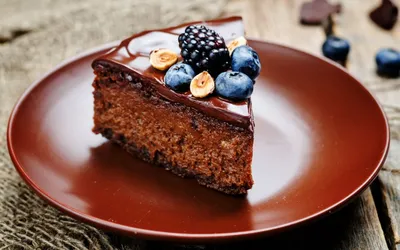 Кусочек торта на тарелке. тарелка …» — создано в Шедевруме