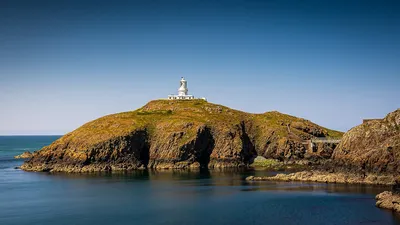 Высокий маяк на северном море под пасмурным небом | Премиум Фото