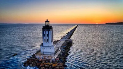 маяк в море рисует бумагу, окрашенную в акварель, на световом фоне,  генеративный ай Стоковое Фото - изображение насчитывающей безопасность,  чикаго: 271901090
