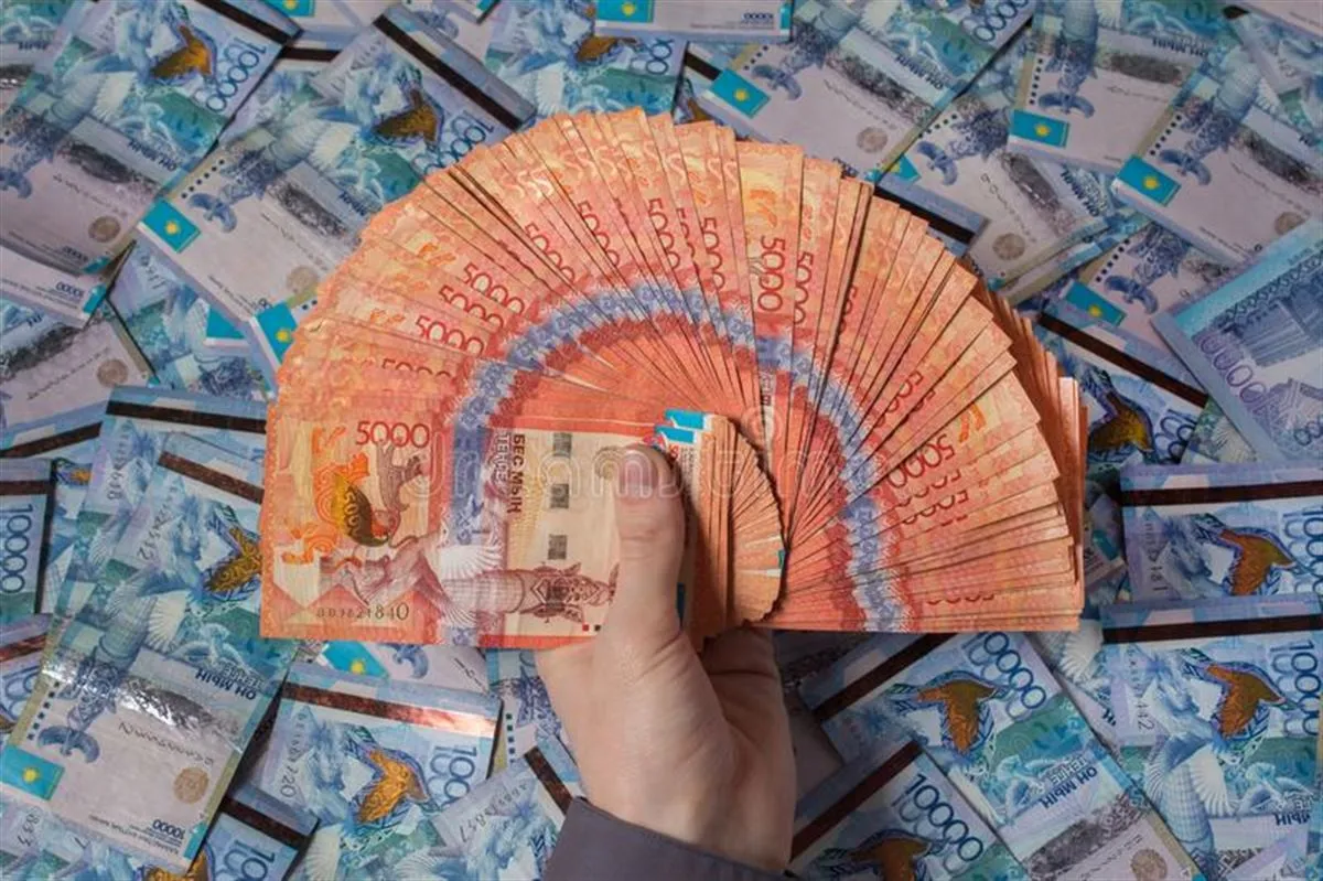 Деньги Казахстана. Деньги тенге. Казахские деньги. Тенге веером.