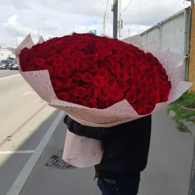 Огромный букет из 111 кустовых роз Барбадос купить в Краснодаре с доставкой