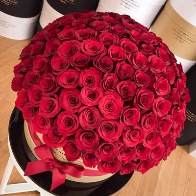 Скорая подарочная помощь - Огромный букет красных роз - шикарный подарок  для вашей любимой!❤️❤️❤️ https://kaluga-podarki.ru | Facebook
