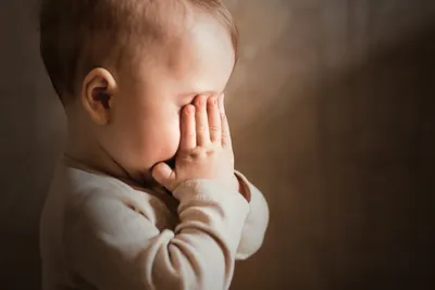 Печальный плачущий ребенок ребенка в стрессе боли Стоковое Изображение -  изображение насчитывающей немного, дети: 175159839