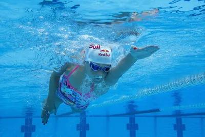 10 способов сделать плавание в бассейне интересным