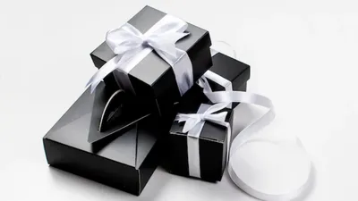 Много подарков и конфет.черно-белый…» — создано в Шедевруме