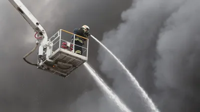 Пожарная машина тушит пожар - развивающий мультик для детей про пожарные  машинки - YouTube
