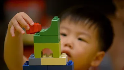 Ребенок мальчик играет с игрушками строительных блоков изображение_Фото  номер 400518563_PNG Формат изображения_ru.lovepik.com