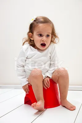 Маленький ребенок сидит на горшке одетый в шапку Stock-Foto | Adobe Stock
